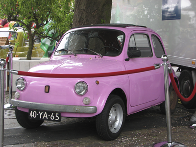 905296 Afbeelding van een roze Fiat 500 op een Italiaanse markt bij het Stadhuis op de Korte Minrebroederstraat te ...
